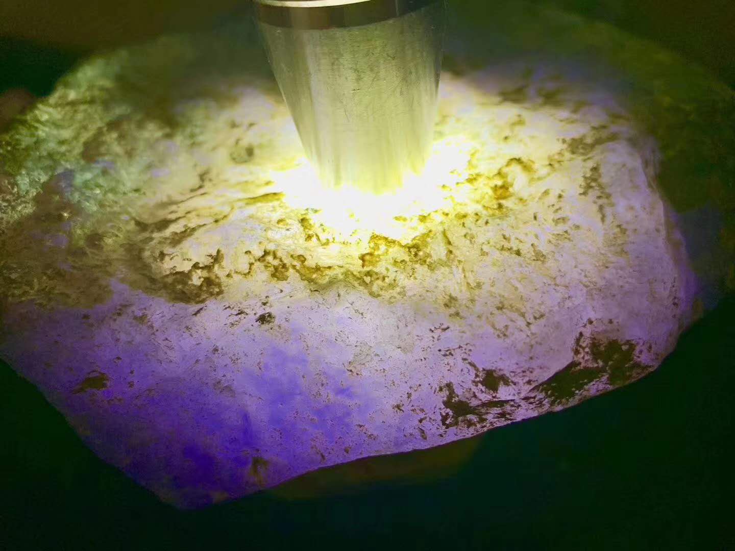 翡翠手镯是扁的吗为什么翡翠的价格没有一个准确的衡量标准呢？  第4张