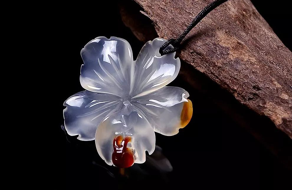 买什么牌子的翡翠手镯真相还是炒作：玉髓这样的地摊货，被老外卖了十几万？  第2张