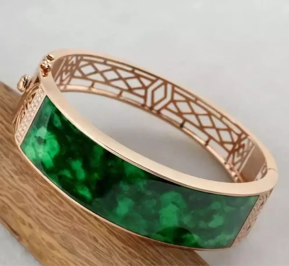 翡翠掉价的四种因素，中2条以上，你的翡翠就不值钱了!  第11张