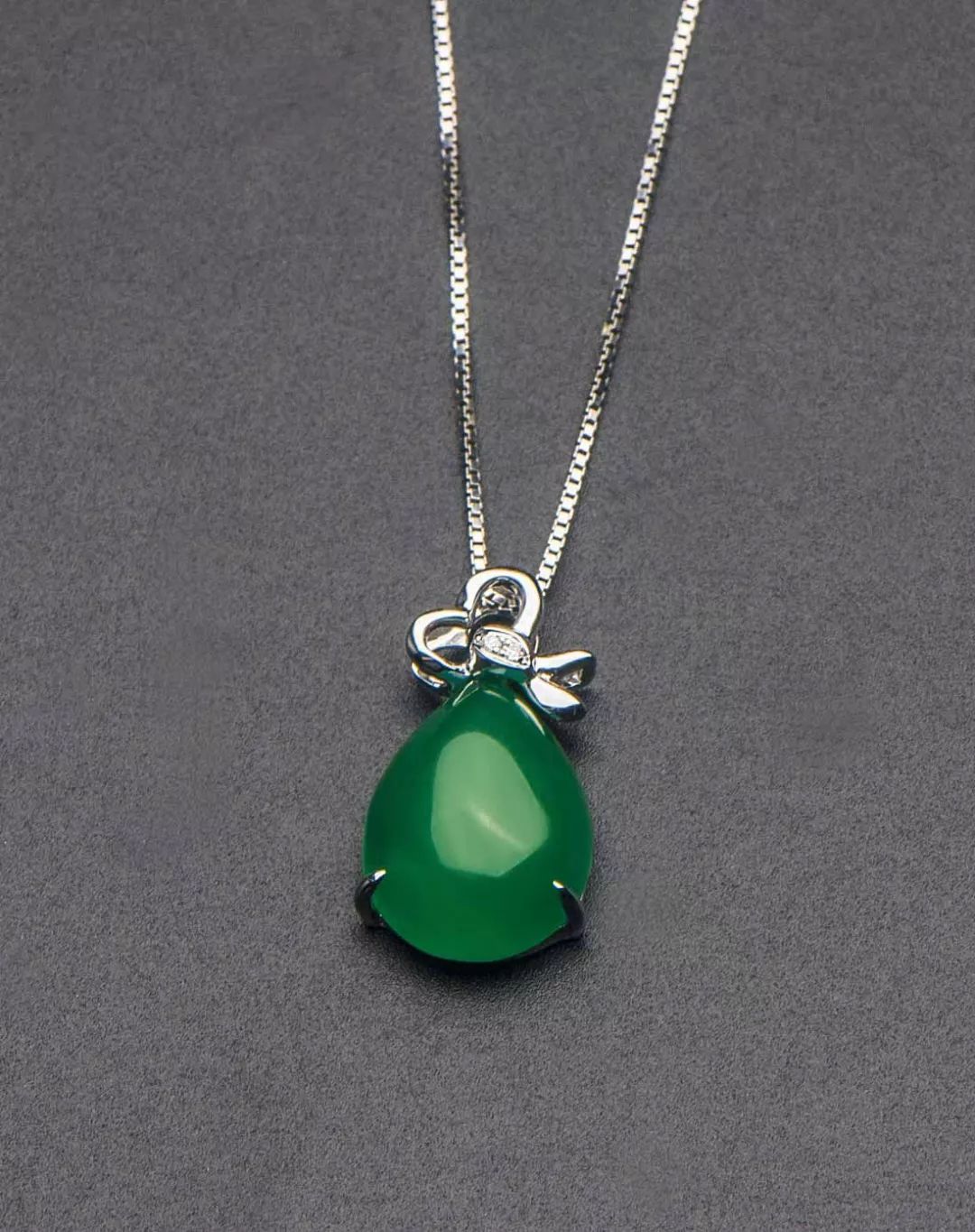 买什么牌子的翡翠手镯真相还是炒作：玉髓这样的地摊货，被老外卖了十几万？  第3张