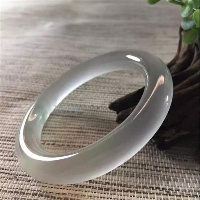 翡翠玻璃种出现灰色调，是否会影响价格？  第2张