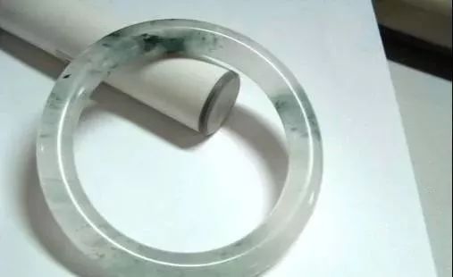 水沫子看似像玻璃种，二者价值却天差地别，千万别被骗了！  第3张