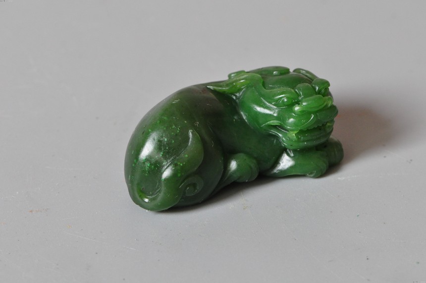 1万左右的豆绿翡翠手镯图片俄罗斯碧玉为何如此受欢迎？  第1张