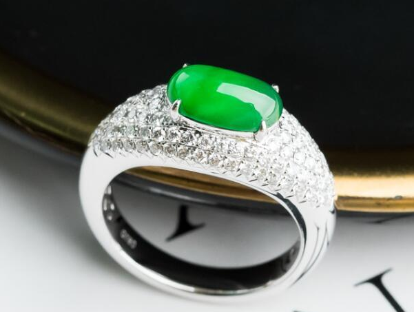 如何评定绿翡翠的价值，人们常说的“辣绿”是指什么意思？  第2张