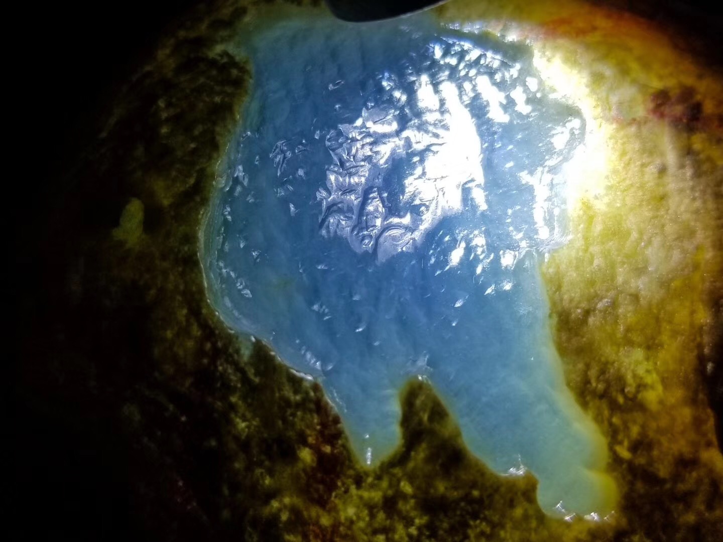 为什么“脱沙”的翡翠原石价格如此高昂？  第9张