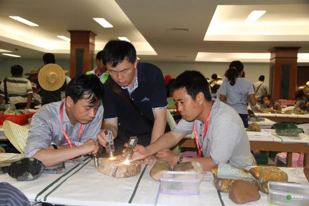 翡翠鉴定书怎么看真假翡翠价格不断上涨，你还坐的住吗？  第2张