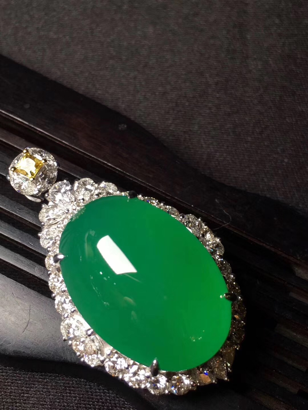 如何认识翡翠的瑕疵及对价值的影响？  第10张