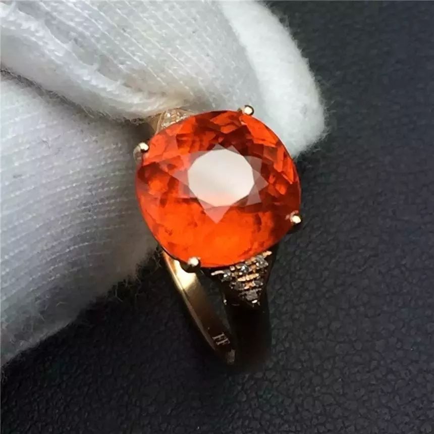 翠榴石：最贵最值钱的石榴石！  第13张