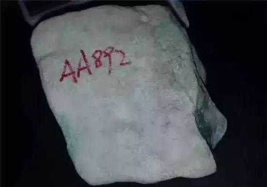 还敢贪便宜买这样的翡翠原石吗  第1张