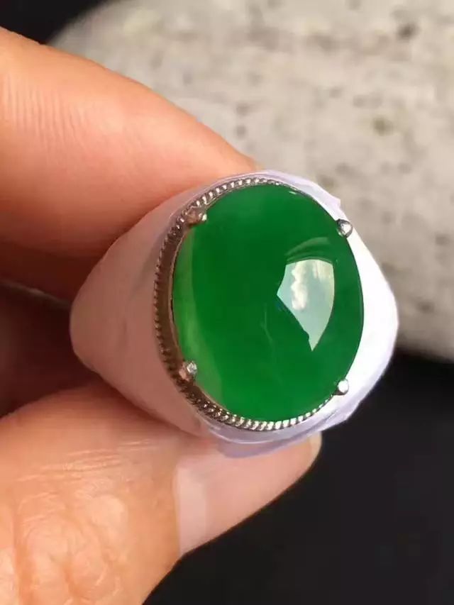 真的翡翠玉手镯多少钱几十万的翡翠蛋面用白纸包装，有什么说头？  第17张