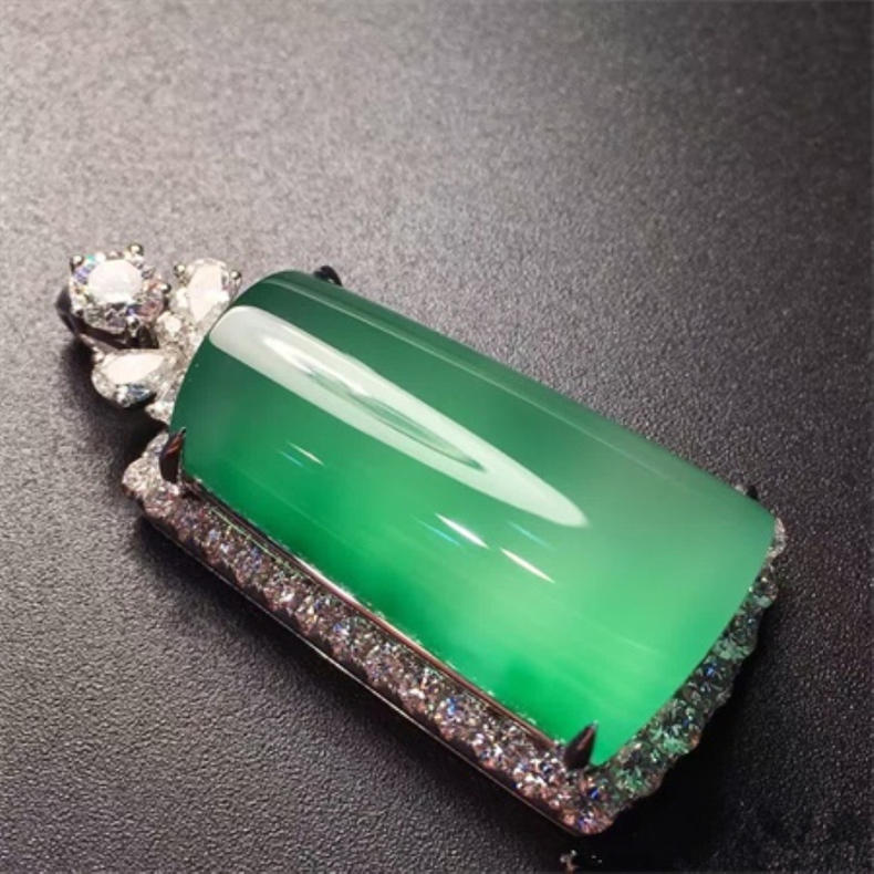 “有种的翡翠“和“有色的翡翠”哪个更贵？  第3张