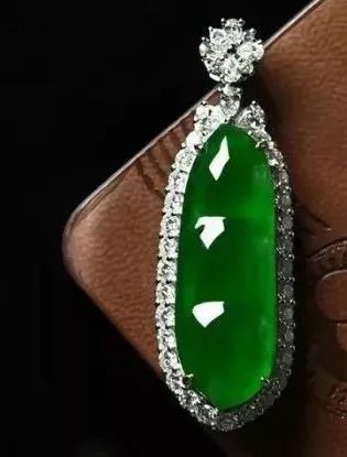 素身翡翠和雕花翡翠到底哪种更贵更好？  第10张