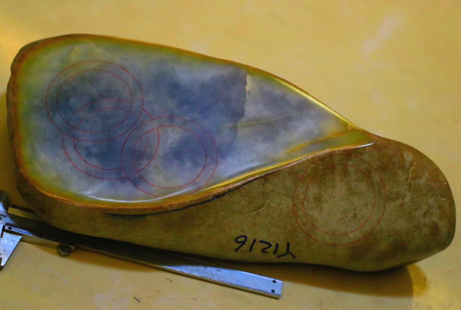 河边捡到的翡翠原石图2019翡翠原石市场持续上涨  第1张