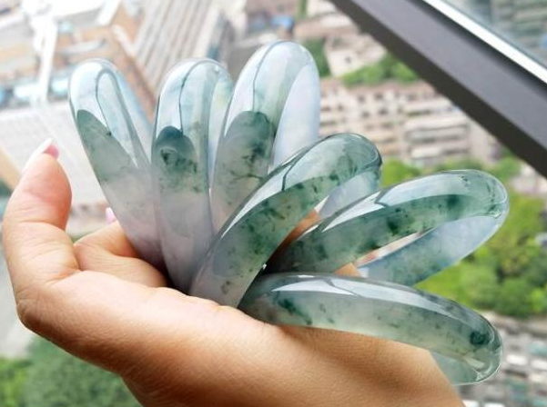 有飘花的翡翠一定就是价格高的翡翠吗？  第2张