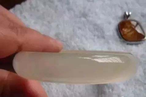 水沫子看似像玻璃种，二者价值却天差地别，千万别被骗了！  第2张