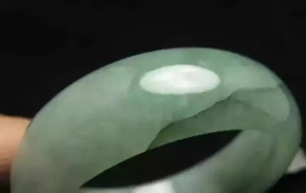 翡翠掉价的四种因素，中2条以上，你的翡翠就不值钱了!  第8张