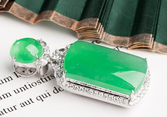 如何评定绿翡翠的价值，人们常说的“辣绿”是指什么意思？  第6张