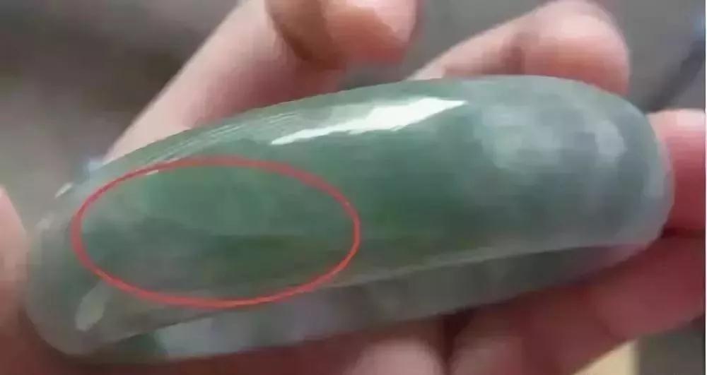 如何认识翡翠的瑕疵及对价值的影响？  第4张