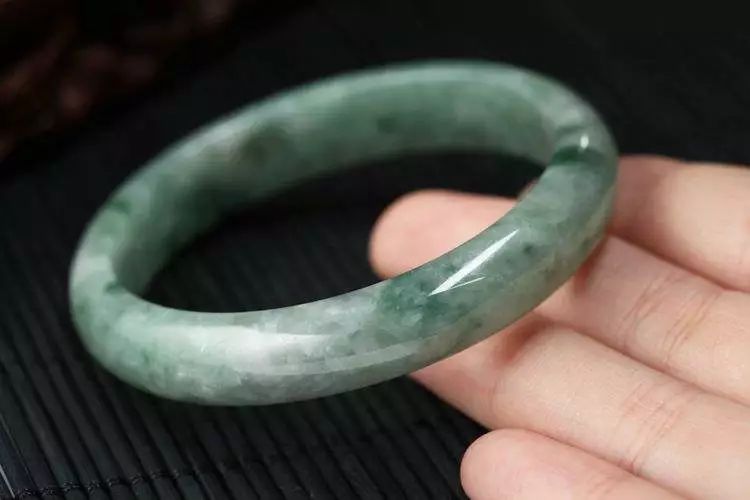 翡翠掉价的四种因素，中2条以上，你的翡翠就不值钱了!  第10张