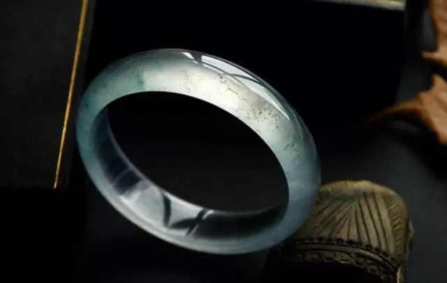 都说翡翠升值空间大，为啥你买的翡翠手镯一直在掉价！  第6张