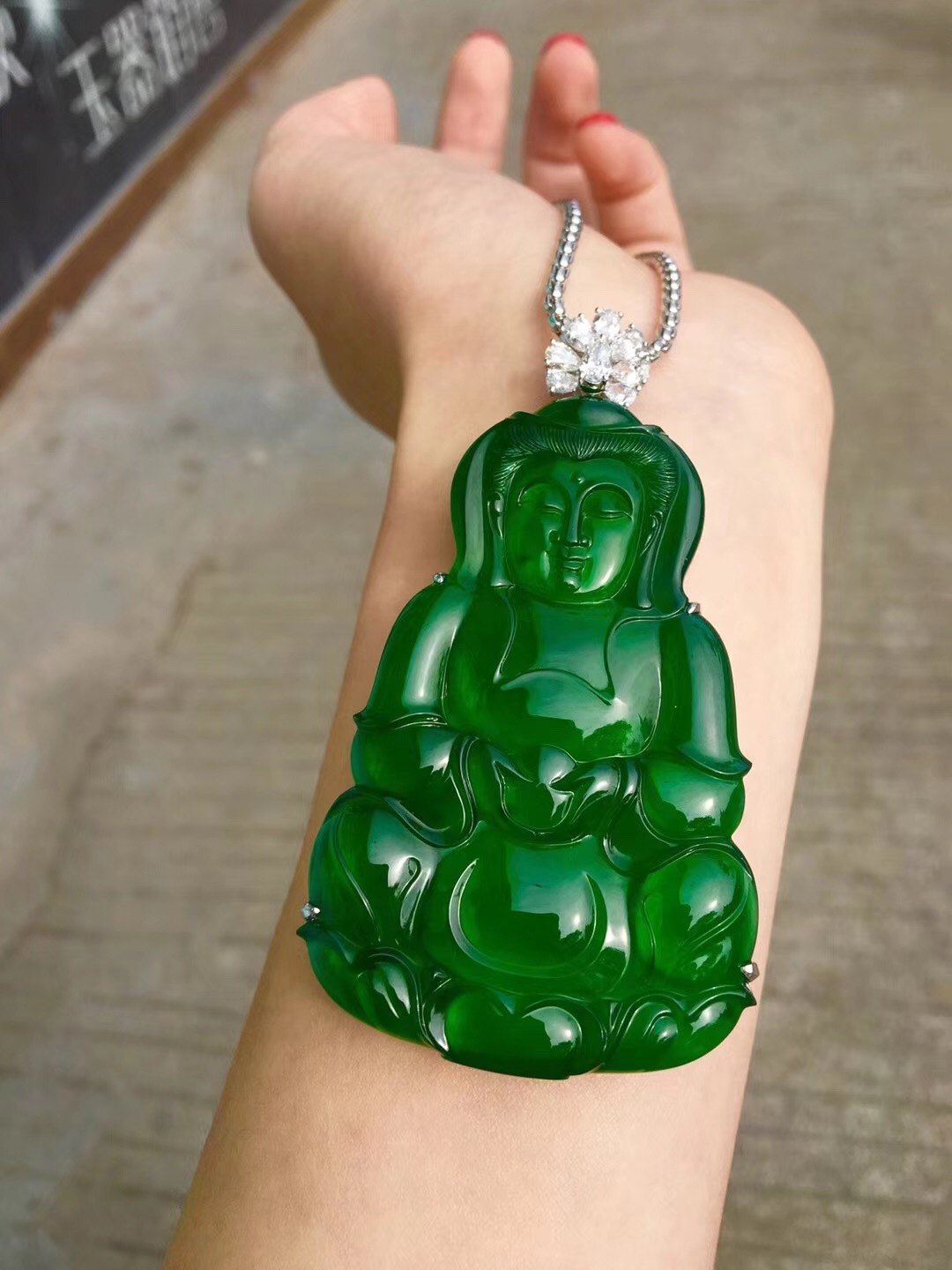 如何认识翡翠的瑕疵及对价值的影响？  第1张