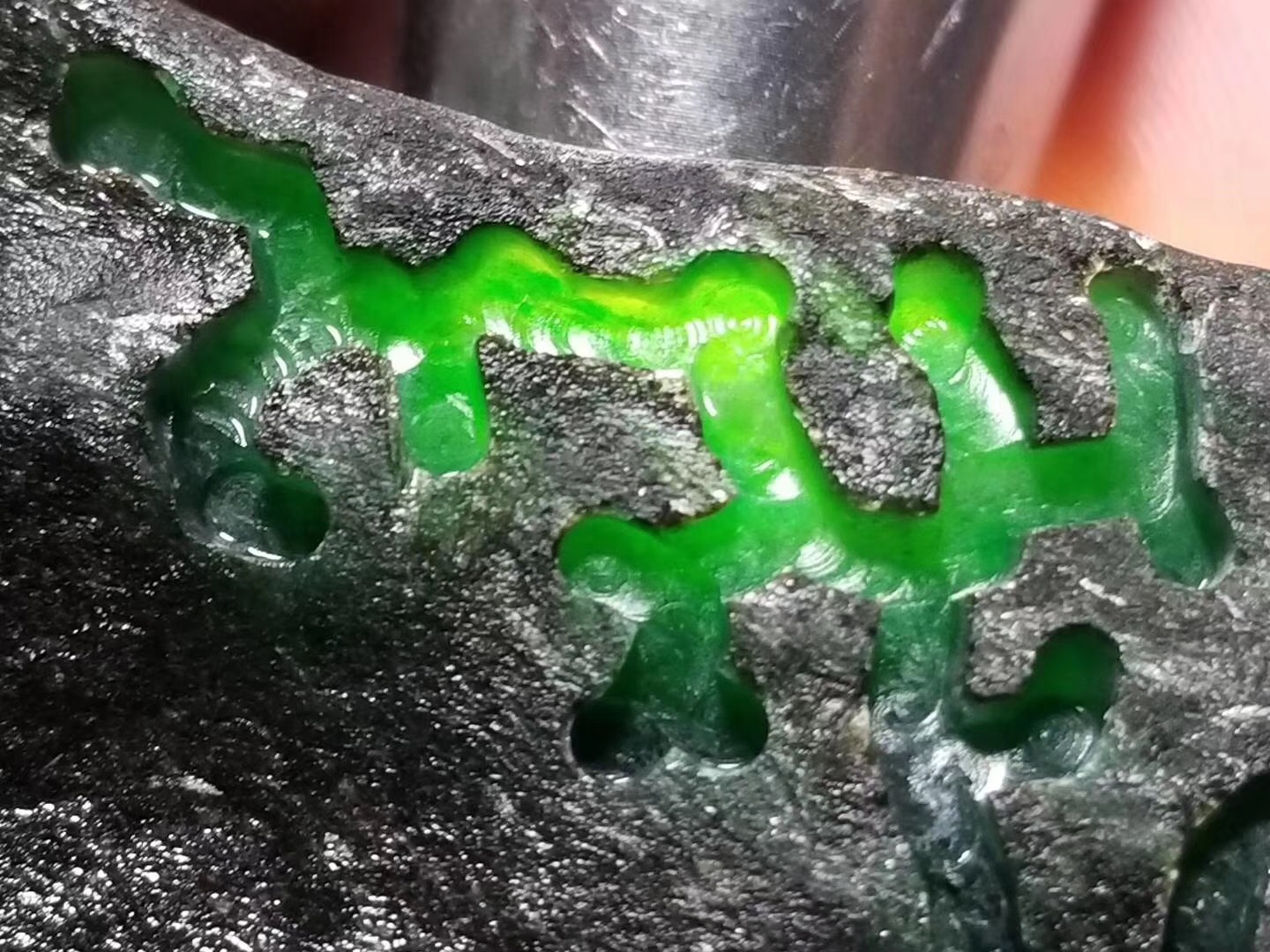 为什么“脱沙”的翡翠原石价格如此高昂？  第1张