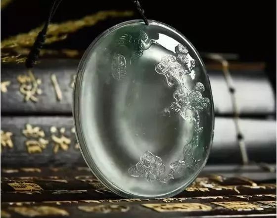 素身翡翠和雕花翡翠到底哪种更贵更好？  第1张