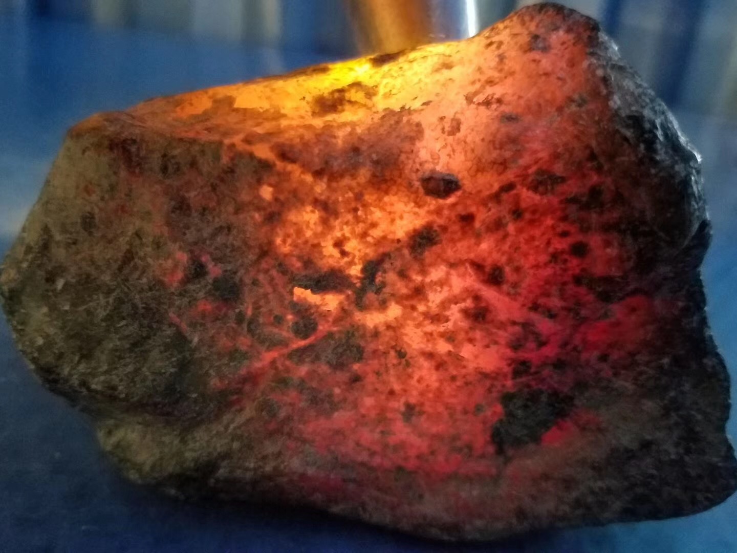 为什么“脱沙”的翡翠原石价格如此高昂？  第5张