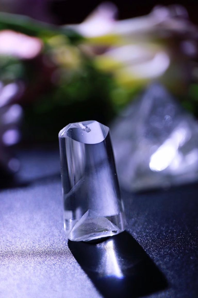 翡翠饰品的主要集散地白幽灵是白水晶吗？如何挑选白幽灵  第6张