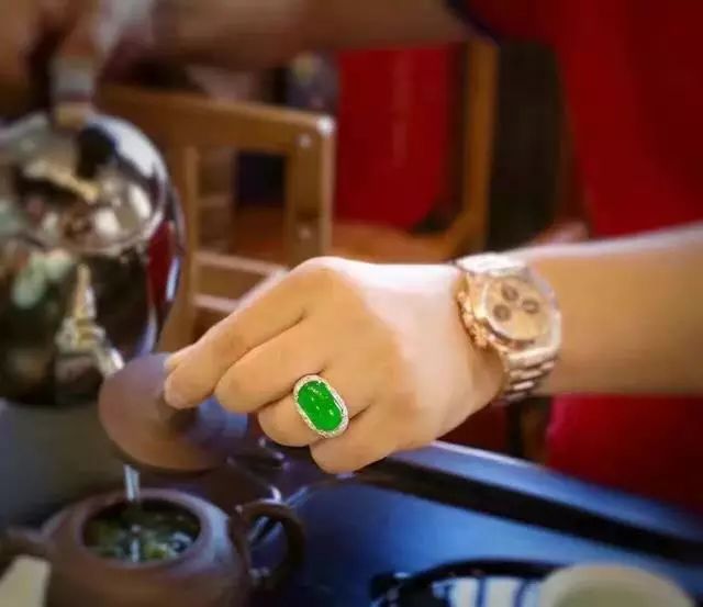 真的翡翠玉手镯多少钱几十万的翡翠蛋面用白纸包装，有什么说头？  第15张