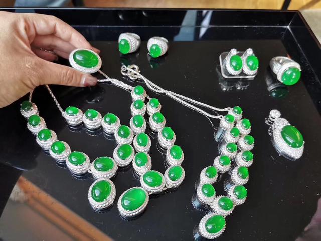 翡翠手镯石性现阶段，为何翡翠价格还持续上涨  第3张