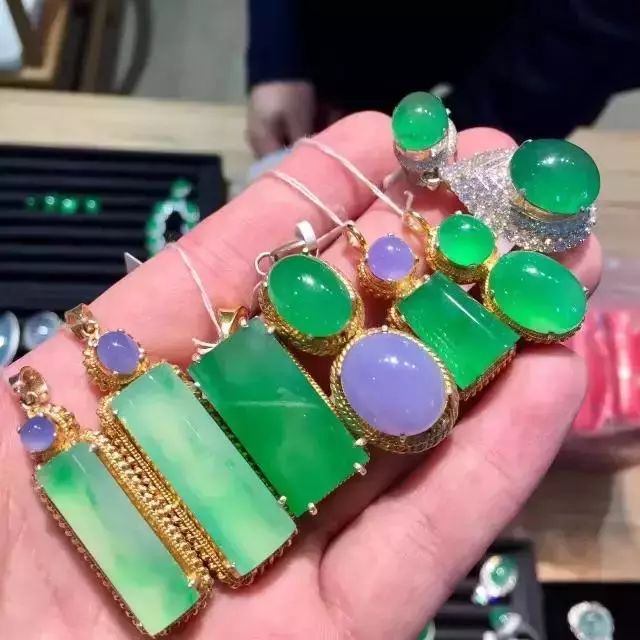 真的翡翠玉手镯多少钱几十万的翡翠蛋面用白纸包装，有什么说头？  第9张