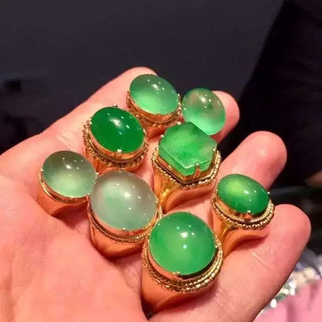 真的翡翠玉手镯多少钱几十万的翡翠蛋面用白纸包装，有什么说头？  第11张