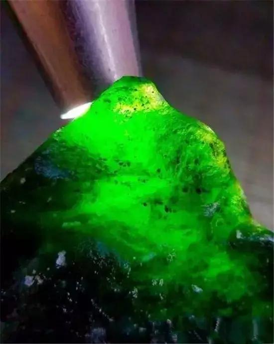 这种与翡翠共生的“高冰帝王绿”，其实就值几百块钱！  第3张