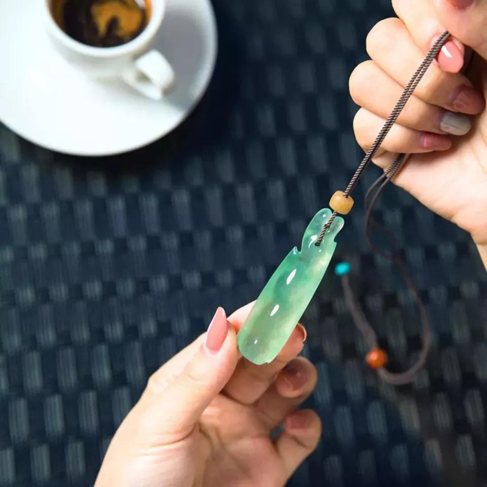 墨翠翡翠手镯价格如何才能买到高性价比的翡翠？  第4张