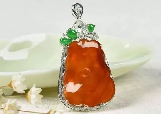 素身翡翠和雕花翡翠到底哪种更贵更好？  第5张