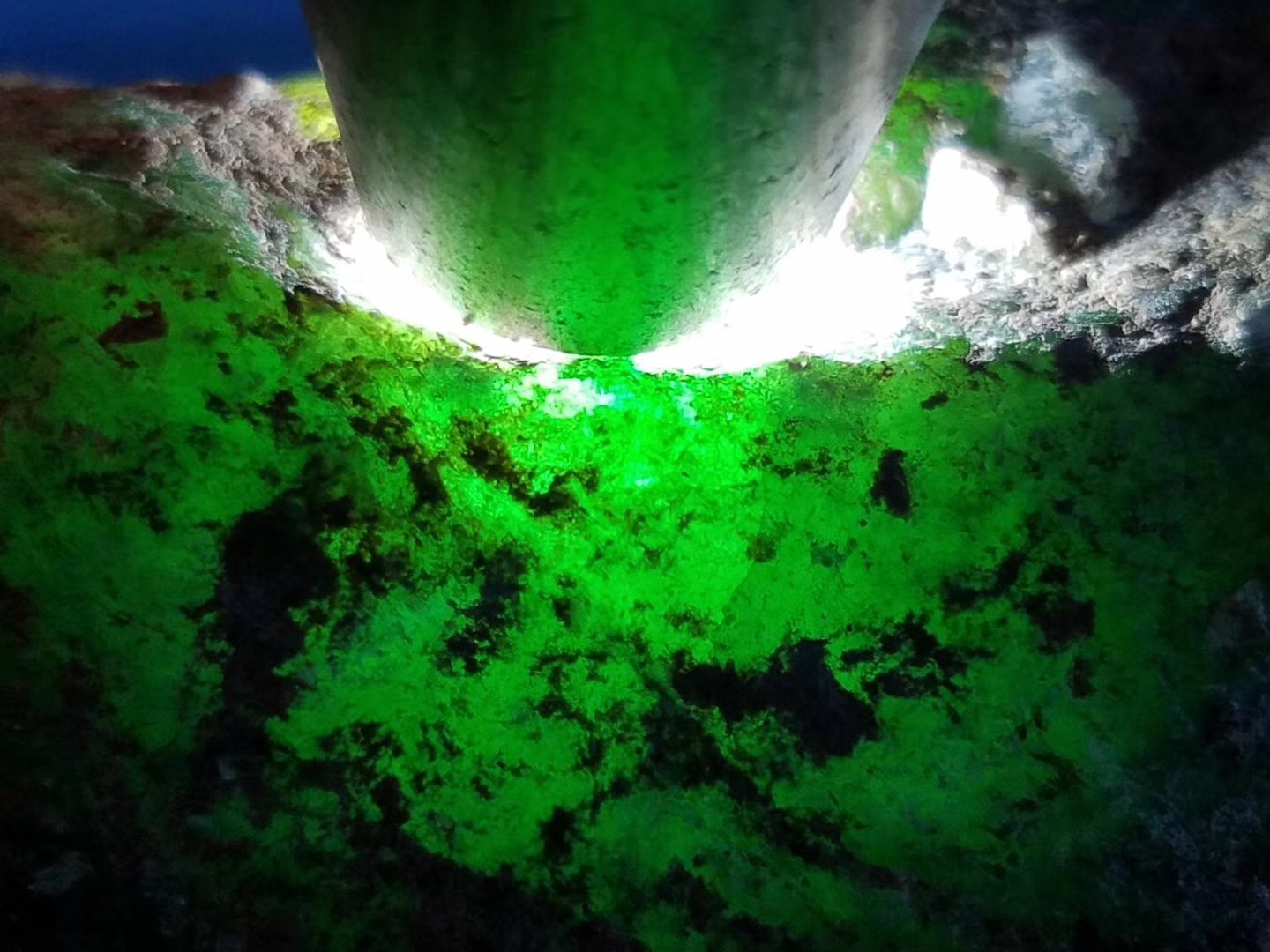 为什么“脱沙”的翡翠原石价格如此高昂？  第6张