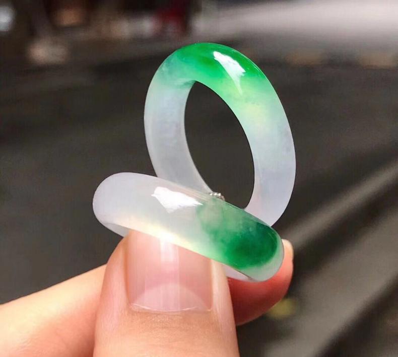 腾冲翡翠手镯价格翡翠的色根指什么？会对价格有影响吗？  第2张