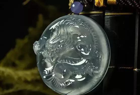 素身翡翠和雕花翡翠到底哪种更贵更好？  第4张