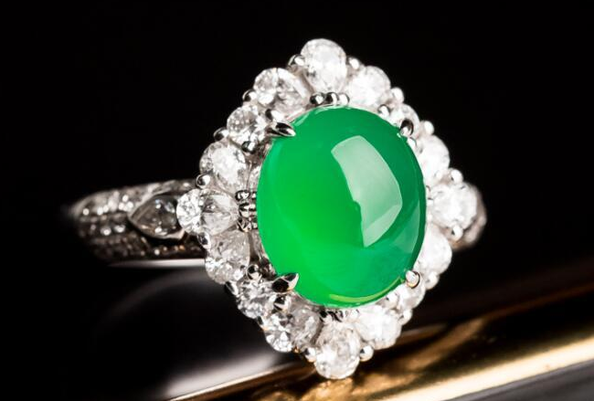 如何评定绿翡翠的价值，人们常说的“辣绿”是指什么意思？  第4张