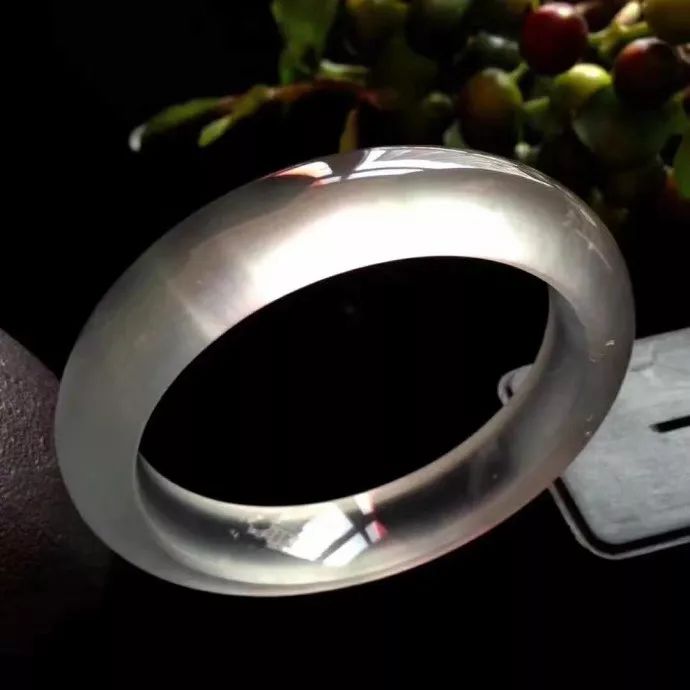 翡翠掉价的四种因素，中2条以上，你的翡翠就不值钱了!  第2张