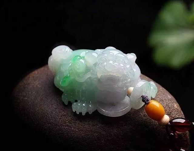 翡翠手镯多宽好看翡翠交易市场里的那些“潜规则”  第4张