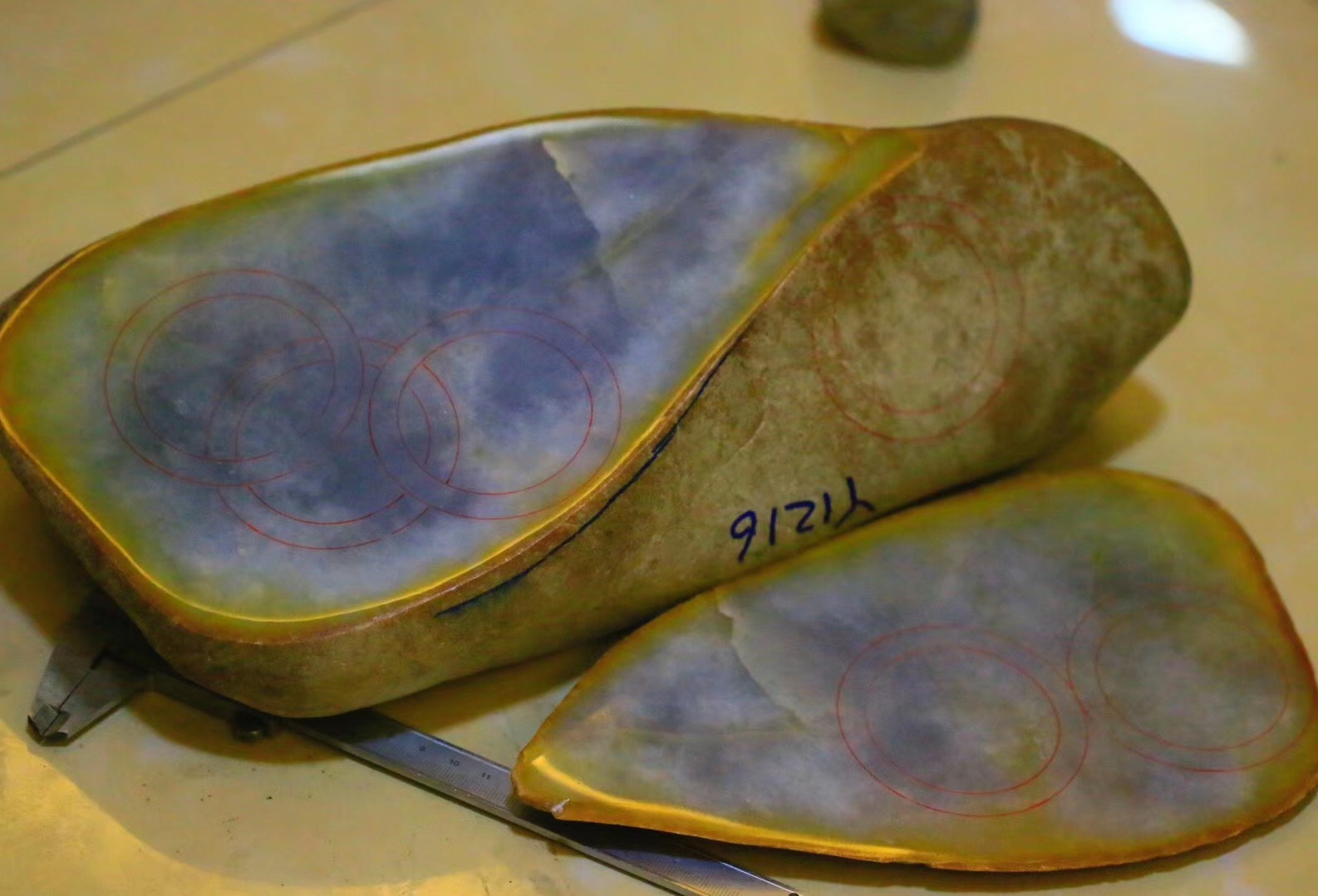 河边捡到的翡翠原石图2019翡翠原石市场持续上涨  第2张