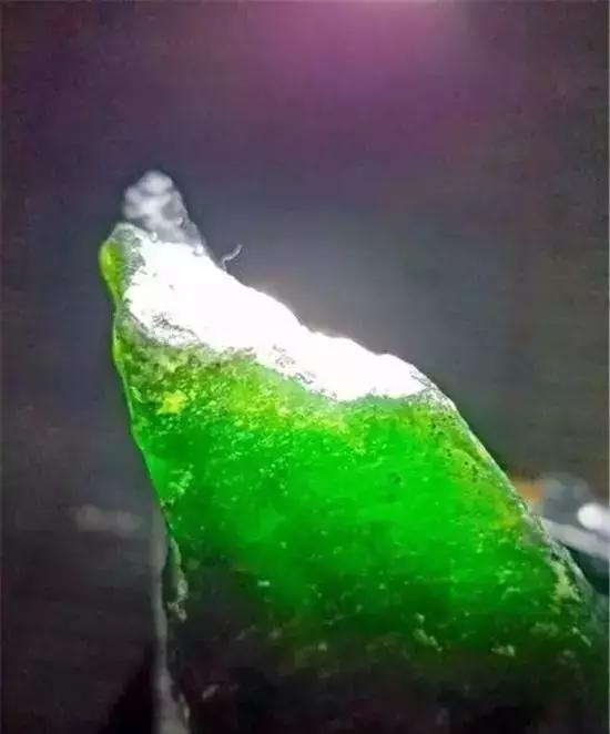 这种与翡翠共生的“高冰帝王绿”，其实就值几百块钱！  第2张