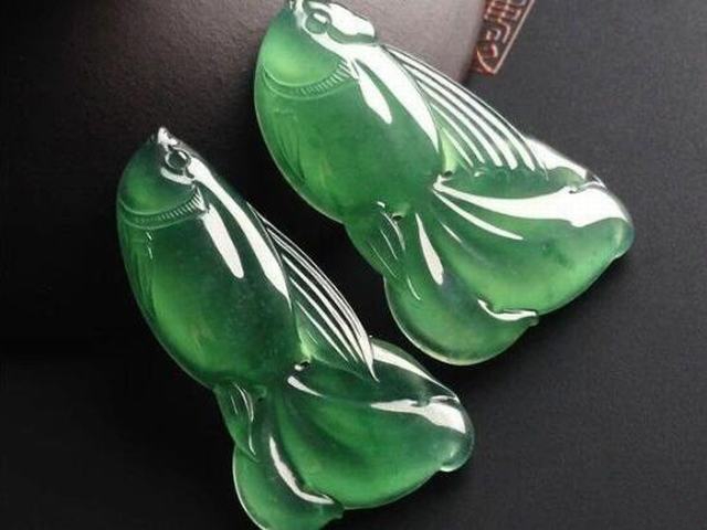 手镯田玉和翡翠哪个凉影响翡翠价格的极大因素，买翡翠前，不妨先看看！  第5张