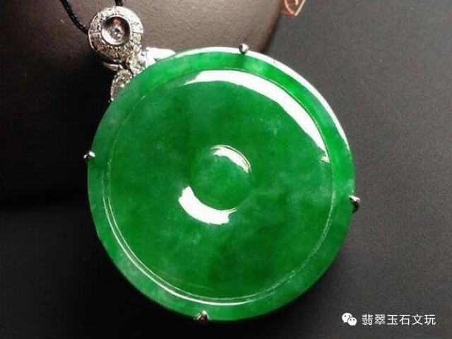 手镯田玉和翡翠哪个凉影响翡翠价格的极大因素，买翡翠前，不妨先看看！  第4张