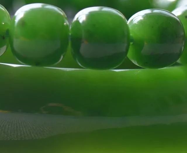 1万左右的豆绿翡翠手镯图片俄罗斯碧玉为何如此受欢迎？  第7张