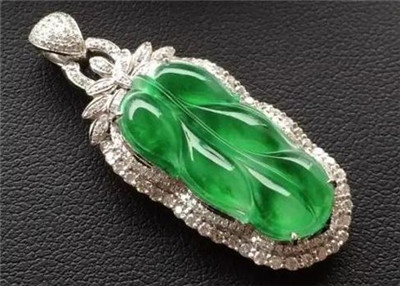 明星戴翡翠手镯图翡翠价格的行情，跟小编一起揭秘街头翡翠水分有多少？  第2张