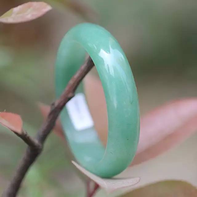 翡翠观音配崖柏挂绳世界各地的玉石，一起看看  第2张