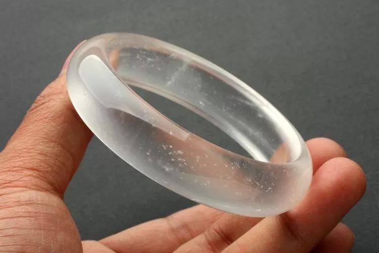 翡翠掉价的四种因素，中2条以上，你的翡翠就不值钱了!  第3张